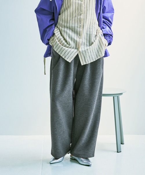 niko and...(ニコアンド)の「スウェットカーブタックパンツ(スウェットパンツ・レディース・ホワイト/チャコール/グレー・MEDIUM/LONG)」の11枚目の写真