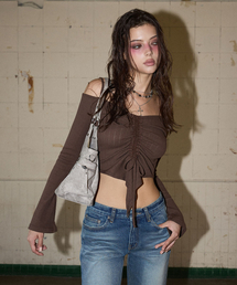 NO EXTRA TOUCH（ノー・エクストラ・タッチ）の「Shirred Off-Shoulder Long Sleeve Tee (Brown) / 26FWTS004BR（Tシャツ/カットソー）」