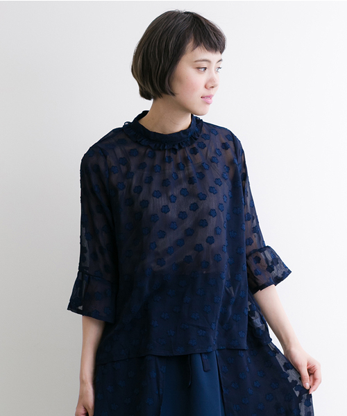 merlot plus（メルロープリュス）の「花ドット柄レースアンブレラスリーブブラウス5798（シャツ/ブラウス・レディース・ホワイト/ネイビー/ブラック・FREE）」の3枚目の写真