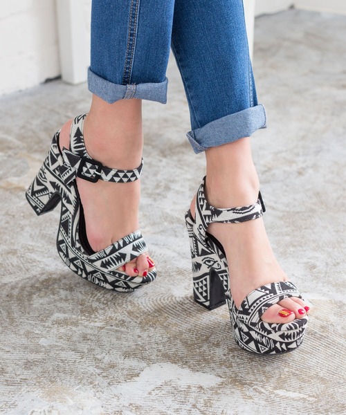 Newlyme（ニューリーミー）の「厚底ベルトサンダル（サンダル・レディース・インディゴブルー/ライトホワイト/クリアレッド/ライトブラック/ライトベージュ/杢グレー/ブラック系その他/シルバー系その他/ブラック系その他2/パイソン/ホワイト系その他/その他/グレー系その他/レッド系その他/ブラック系その他3/ブラック系その他4/ブラック/ブラウン/シルバー/グレー/パープル/イエロー/ベージュ・24cm/23cm/24.5cm/23.5cm/23.5㎝/22.5㎝/22cm/24㎝/25.5cm/25㎝/23㎝/24.5㎝/25cm/22.0cm/22.5cm）」の4枚目の写真