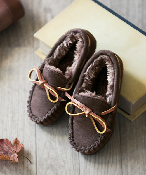 mooimooi（モーイモーイ）の「ふわっふわ フェイク ファー リボン デザイン ベビー モカシン（モカシン/デッキシューズ・キッズ・ダークブラウン/グレー/インディゴブルー/チャコールグレー/ブラック/ネイビー/キャメル/レオパード/レッド・13cm/15cm/14cm）」の5枚目の写真