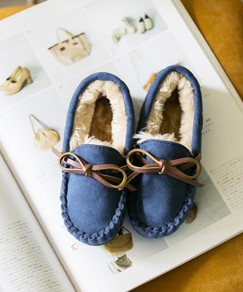 mooimooi（モーイモーイ）の「ふわっふわ フェイク ファー リボン デザイン ベビー モカシン（モカシン/デッキシューズ・キッズ・ダークブラウン/グレー/インディゴブルー/チャコールグレー/ブラック/ネイビー/キャメル/レオパード/レッド・13cm/15cm/14cm）」の6枚目の写真