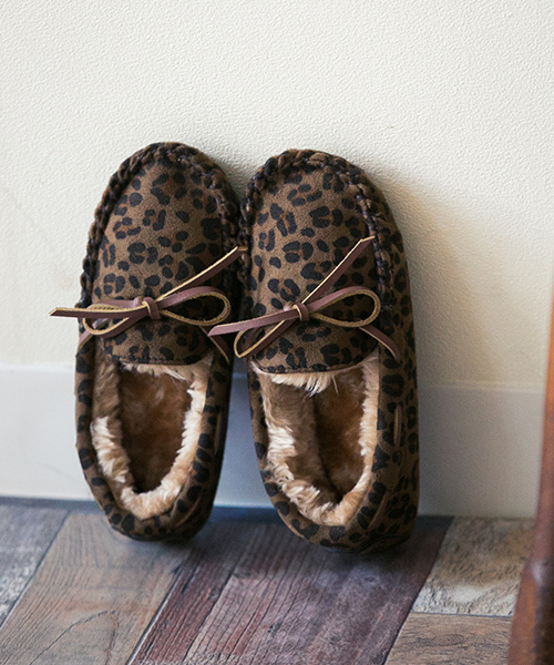 mooimooi（モーイモーイ）の「ふわっふわ フェイク ファー リボン デザイン ベビー モカシン（モカシン/デッキシューズ・キッズ・ダークブラウン/グレー/インディゴブルー/チャコールグレー/ブラック/ネイビー/キャメル/レオパード/レッド・13cm/15cm/14cm）」の9枚目の写真