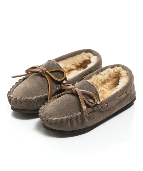 mooimooi（モーイモーイ）の「ふわっふわ フェイク ファー リボン デザイン ベビー モカシン（モカシン/デッキシューズ・キッズ・ダークブラウン/グレー/インディゴブルー/チャコールグレー/ブラック/ネイビー/キャメル/レオパード/レッド・13cm/15cm/14cm）」の4枚目の写真