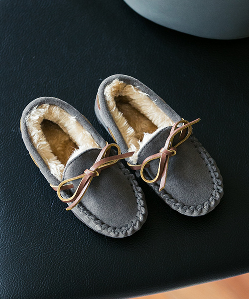 mooimooi（モーイモーイ）の「ふわっふわ フェイク ファー リボン デザイン ベビー モカシン（モカシン/デッキシューズ・キッズ・ダークブラウン/グレー/インディゴブルー/チャコールグレー/ブラック/ネイビー/キャメル/レオパード/レッド・13cm/15cm/14cm）」の3枚目の写真