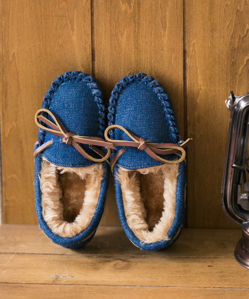 mooimooi（モーイモーイ）の「ふわっふわ フェイク ファー リボン デザイン ベビー モカシン（モカシン/デッキシューズ・キッズ・ダークブラウン/グレー/インディゴブルー/チャコールグレー/ブラック/ネイビー/キャメル/レオパード/レッド・13cm/15cm/14cm）」の7枚目の写真