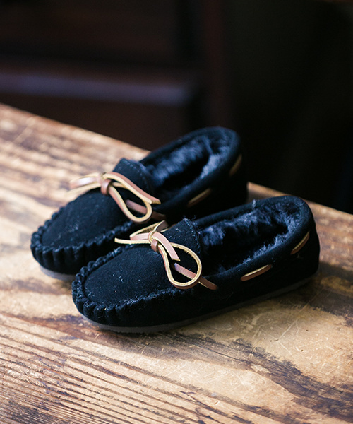 mooimooi（モーイモーイ）の「ふわっふわ フェイク ファー リボン デザイン ベビー モカシン（モカシン/デッキシューズ・キッズ・ダークブラウン/グレー/インディゴブルー/チャコールグレー/ブラック/ネイビー/キャメル/レオパード/レッド・13cm/15cm/14cm）」の2枚目の写真