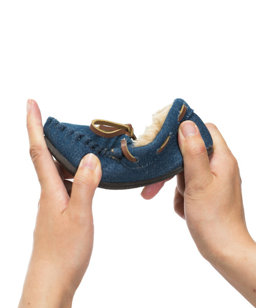 mooimooi（モーイモーイ）の「ふわっふわ フェイク ファー リボン デザイン ベビー モカシン（モカシン/デッキシューズ・キッズ・ダークブラウン/グレー/インディゴブルー/チャコールグレー/ブラック/ネイビー/キャメル/レオパード/レッド・13cm/15cm/14cm）」の14枚目の写真