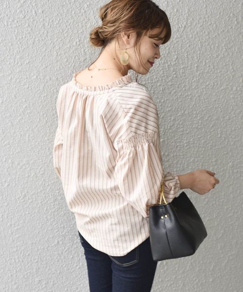 SHIPS（シップス）の「ギャザーブラウス◇（シャツ/ブラウス・レディース・ライトホワイト/ベージュ/ラベンダー・ONE SIZE）」の3枚目の写真