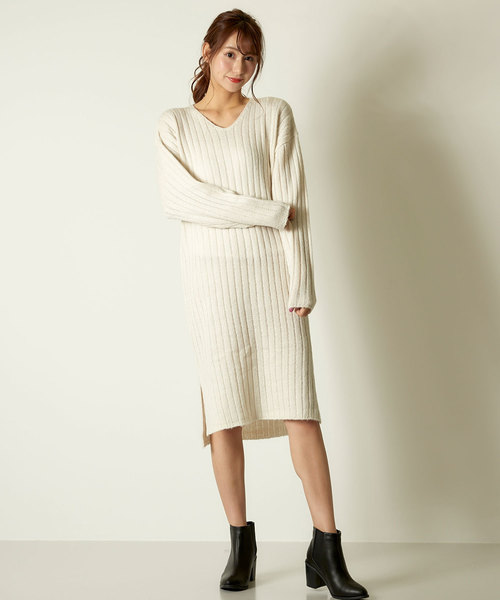 KOBE LETTUCE(コウベレタス)の「サイドスリットVネックリブニットワンピース(ワンピース・レディース・ブラック/グレー/ピンク/アイボリー/ボルドー/ベージュ/ブルー・FREE)」の2枚目の写真