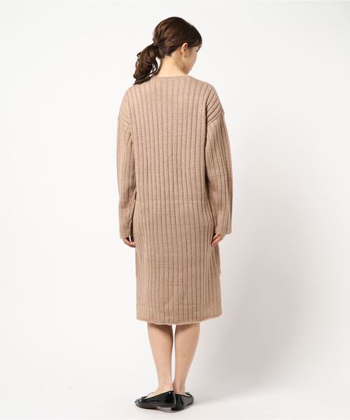 KOBE LETTUCE(コウベレタス)の「サイドスリットVネックリブニットワンピース(ワンピース・レディース・ブラック/グレー/ピンク/アイボリー/ボルドー/ベージュ/ブルー・FREE)」の13枚目の写真