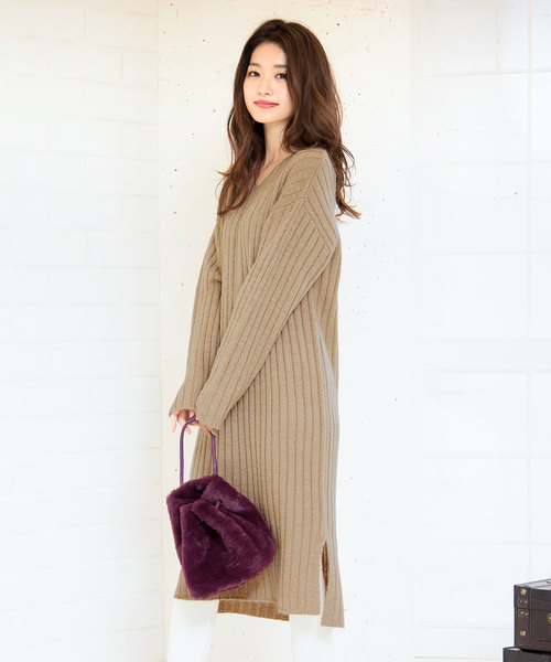 KOBE LETTUCE(コウベレタス)の「サイドスリットVネックリブニットワンピース(ワンピース・レディース・ブラック/グレー/ピンク/アイボリー/ボルドー/ベージュ/ブルー・FREE)」の5枚目の写真