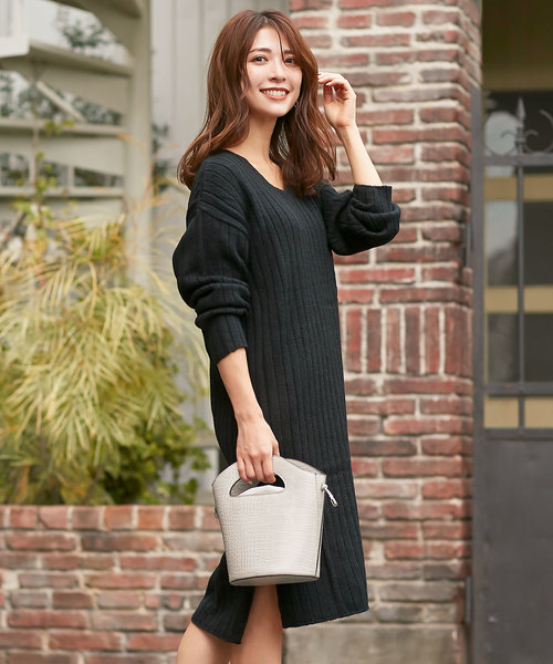 KOBE LETTUCE(コウベレタス)の「サイドスリットVネックリブニットワンピース(ワンピース・レディース・ブラック/グレー/ピンク/アイボリー/ボルドー/ベージュ/ブルー・FREE)」の3枚目の写真