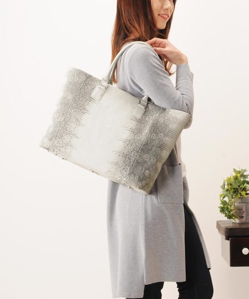 sankyo shokai(サンキョウショウカイ)の「ヒマラヤリングマークカゲレザートートバッグ(ハンドバッグ・レディース・ナチュラル・FREE)」の2枚目の写真