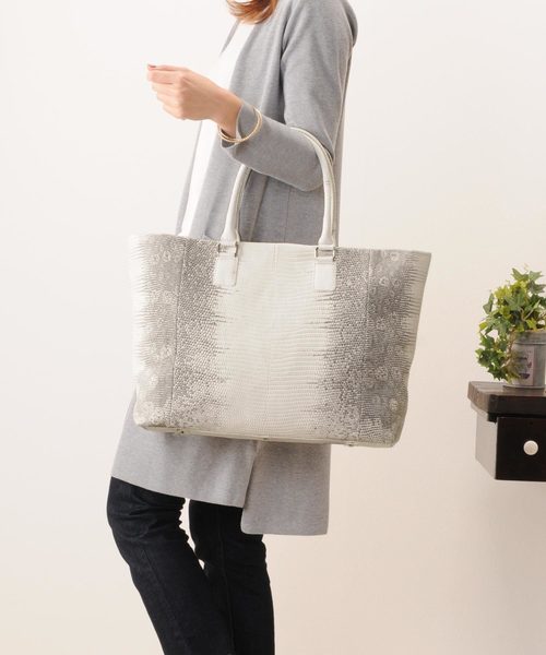 sankyo shokai(サンキョウショウカイ)の「ヒマラヤリングマークカゲレザートートバッグ(ハンドバッグ・レディース・ナチュラル・FREE)」の15枚目の写真