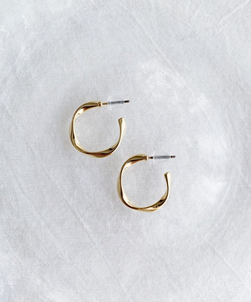 iso（イソ）の「シンプルニュアンスフープピアス（ピアス（両耳用）・レディース・シルバー/ゴールド・FREE）」の4枚目の写真