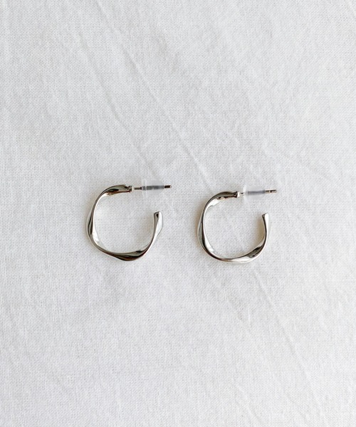 iso（イソ）の「シンプルニュアンスフープピアス（ピアス（両耳用）・レディース・シルバー/ゴールド・FREE）」の3枚目の写真