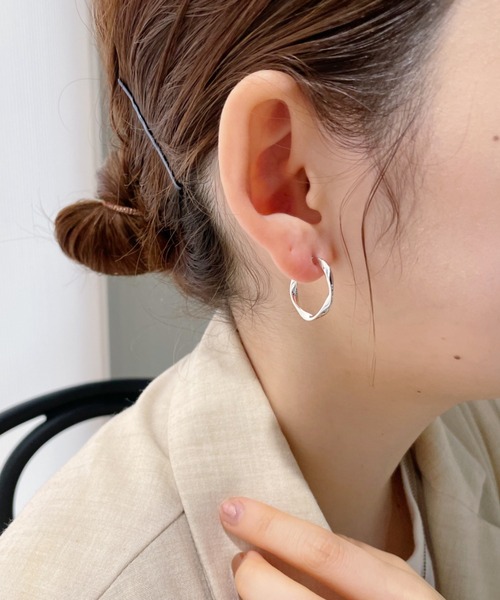 iso（イソ）の「シンプルニュアンスフープピアス（ピアス（両耳用）・レディース・シルバー/ゴールド・FREE）」の7枚目の写真
