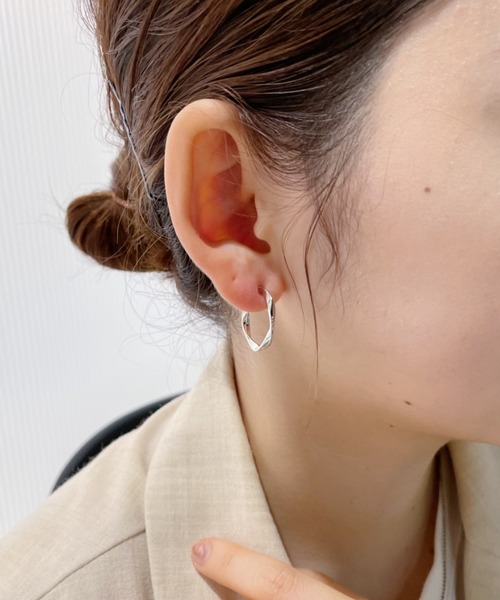 iso（イソ）の「シンプルニュアンスフープピアス（ピアス（両耳用）・レディース・シルバー/ゴールド・FREE）」の6枚目の写真