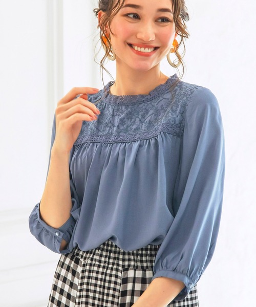 BELLUNA（ベルーナ）の「レース使い胸元刺しゅうブラウス（シャツ/ブラウス・レディース・オフホワイト/ブルー/グレー系その他・MEDIUM/LARGE/X-LARGE）」の3枚目の写真