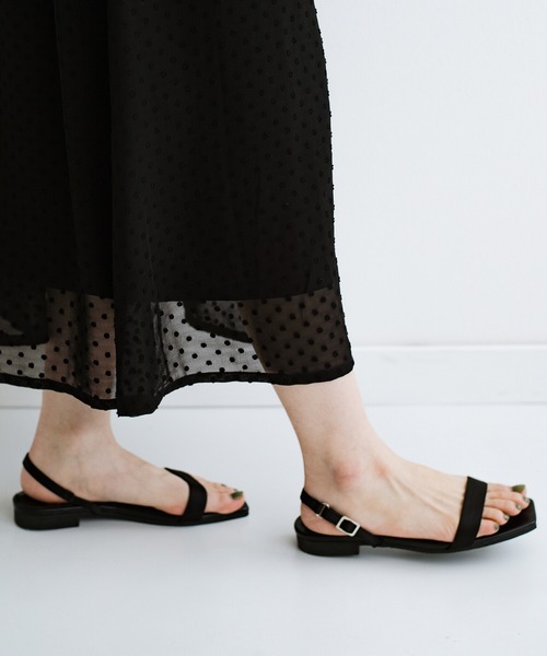 haco!（ハコ）の「ぺたんこなのにほどよく女っぽい　つややかサテンが華やかな２WAYストラップサンダル（サンダル・レディース・ブラック/ブラウン・1/2/4/6/3/5）」の9枚目の写真