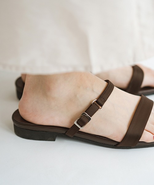 haco!（ハコ）の「ぺたんこなのにほどよく女っぽい　つややかサテンが華やかな２WAYストラップサンダル（サンダル・レディース・ブラック/ブラウン・1/2/4/6/3/5）」の16枚目の写真