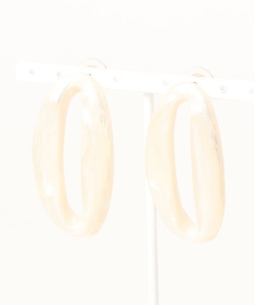 Dominique Denaive（ドミニクデネーブ）の「DOMINIQUE DENAIVE/オーバーサークルピアス340295 Shelly pierce（ピアス（両耳用）・レディース・ホワイト/ブラウン・FREE）」の2枚目の写真