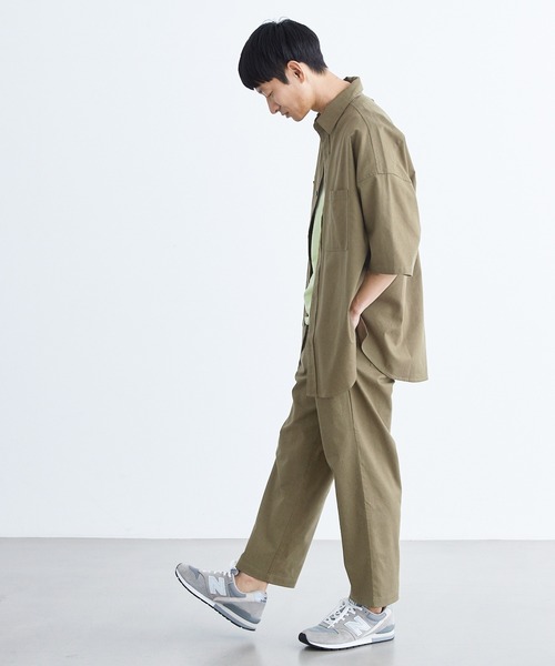 Loungewear tokyo（ラウンジウェアトウキョウ）の「【セットアップ】麻レーヨンリラックス ダブルポケットオーバーサイズ半袖シャツ＆1タックテーパードアンクルワイドパンツ ワンマイルウェア（セットアップ・メンズ・キナリ/ブラック/グレー系その他/ベージュ/カーキ/ネイビー・M/L/XL）」の10枚目の写真