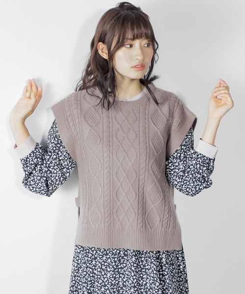 Honeys(ハニーズ)の「ケーブル編ニットベスト(ベスト・レディース・ベージュ系その他/ライム/ブルー系その他/アイボリー/モカ/ピンク系その他・LL/M/L)」の2枚目の写真