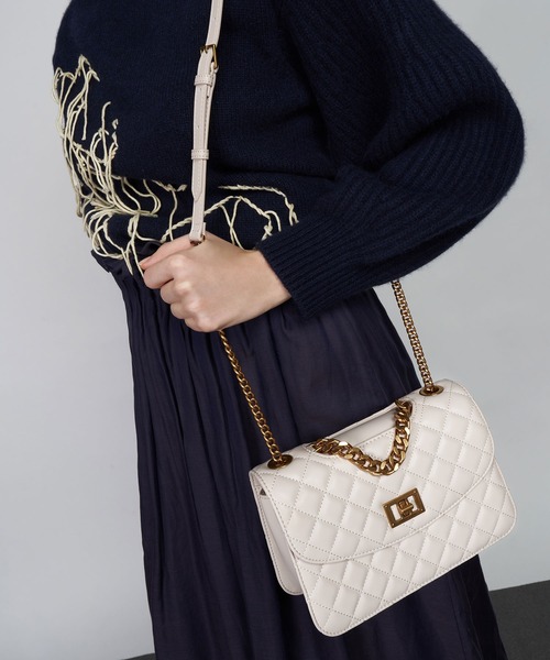 CHARLES & KEITH（チャールズ & キース）の「キルテッド クラッチ / Quilted Clutch（クラッチバッグ・レディース・ブラック/ホワイト系その他/バーガンディー/ライトベージュ・S）」の17枚目の写真