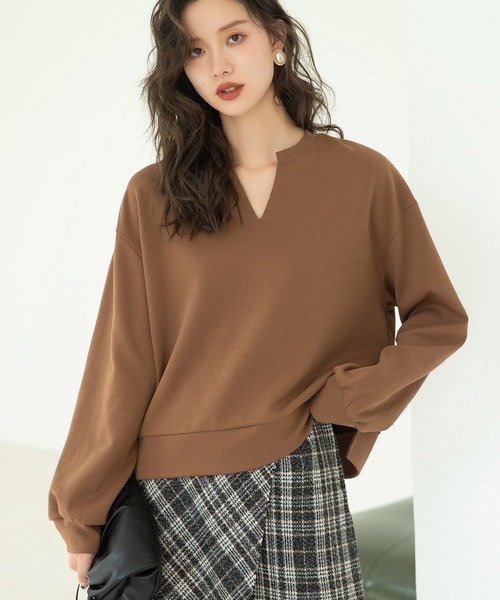 SAISON DE PAPILLON(セゾンドパピヨン)の「スキッパーネックカジュアルトレーナーカットソー(Tシャツ/カットソー・レディース・ホワイト/グレー/カーキ/ブルー/ブラック/ブラウン・S/M/L)」の1枚目の写真