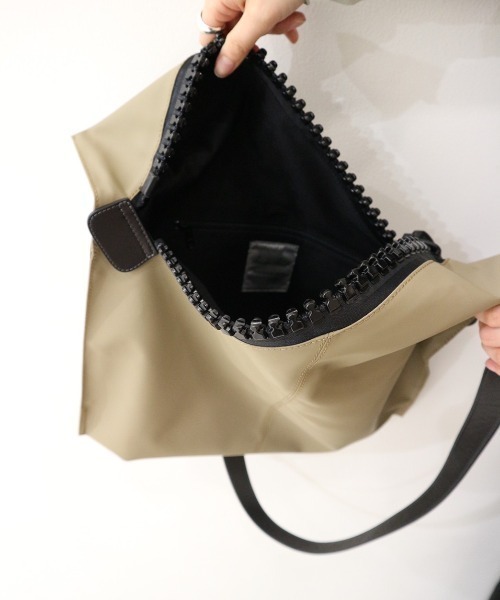 DROIT BELLO(ドロイトベロ)の「kawakawa(カワカワ)×DROIT BELLO(ドロイトベロ)別注ショルダーバッグ(ショルダーバッグ・レディース・ベージュ・FREE)」の3枚目の写真