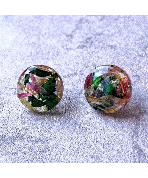 tone（トーン）の「【Willija】金属アレルギー対応《花景》フラワーピアス大(MA)（ピアス（両耳用）・レディース・ホワイト/パープル/ブルー/パープル系その他2/ライム/ローズ/アクア/ロイヤルブルー/バイオレット/レッド/ブラック/グリーン/オレンジ/ゴールド/シルバー・FREE）」の4枚目の写真