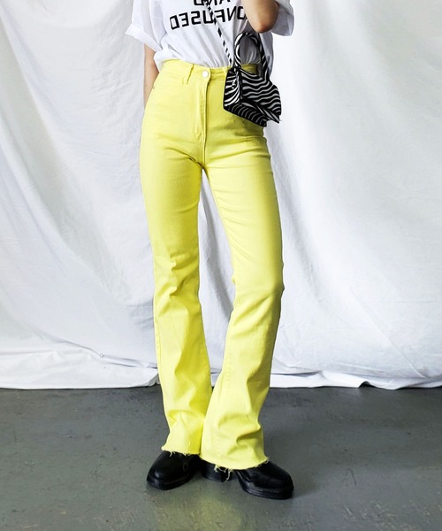 me+em select（ミームセレクト）の「※【 選べる4サイズ／5色展開 】カットオフハイウエストセミフレアカラーデニム（デニムパンツ・レディース・ピンク/ブルー/スモークピンク/イエロー/グリーン・SMALL/LARGE/X-LARGE/MEDIUM）」の3枚目の写真