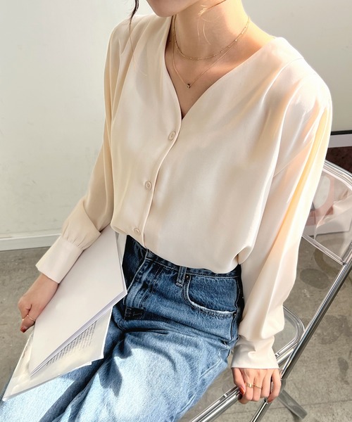 Futier land(フューティアランド)の「【EASY CARE】ショルダータックノーカラーブラウス(シャツ/ブラウス・レディース・ネイビー/グリーン/モカ/グレイッシュベージュ/クリーム・MEDIUM/LARGE)」の22枚目の写真