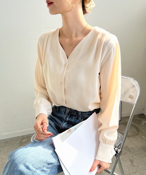 Futier land(フューティアランド)の「【EASY CARE】ショルダータックノーカラーブラウス(シャツ/ブラウス・レディース・ネイビー/グリーン/モカ/グレイッシュベージュ/クリーム・MEDIUM/LARGE)」の15枚目の写真
