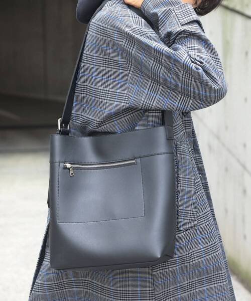 THE SHOP TK (ザ ショップ ティーケー )の「◆シンセティックレザーワイドベルトショルダーバッグ(ショルダーバッグ・メンズ・チャコールグレー/ブラック/ダークブラウン・00)」の4枚目の写真
