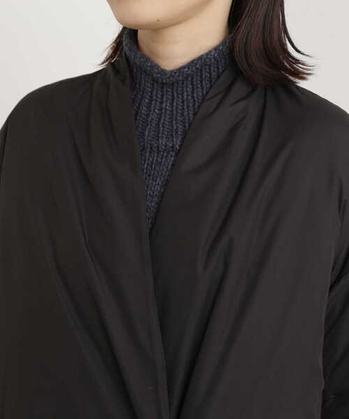 NATURAL BEAUTY BASIC（ナチュラルビューティーベーシック）の「ノーカラーロングダウンコート（ダウンジャケット/コート・レディース・オフホワイト/ブラック・MEDIUM/SMALL）」の17枚目の写真