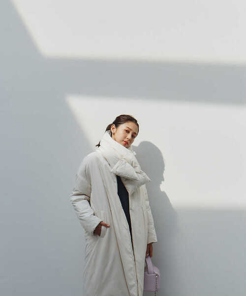 NATURAL BEAUTY BASIC（ナチュラルビューティーベーシック）の「ノーカラーロングダウンコート（ダウンジャケット/コート・レディース・オフホワイト/ブラック・MEDIUM/SMALL）」の11枚目の写真