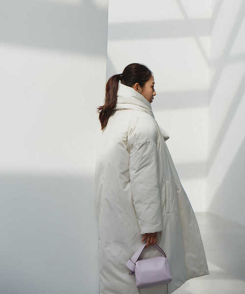 NATURAL BEAUTY BASIC（ナチュラルビューティーベーシック）の「ノーカラーロングダウンコート（ダウンジャケット/コート・レディース・オフホワイト/ブラック・MEDIUM/SMALL）」の9枚目の写真