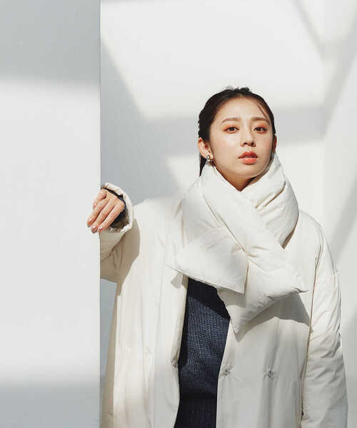 NATURAL BEAUTY BASIC（ナチュラルビューティーベーシック）の「ノーカラーロングダウンコート（ダウンジャケット/コート・レディース・オフホワイト/ブラック・MEDIUM/SMALL）」の8枚目の写真