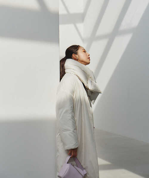 NATURAL BEAUTY BASIC（ナチュラルビューティーベーシック）の「ノーカラーロングダウンコート（ダウンジャケット/コート・レディース・オフホワイト/ブラック・MEDIUM/SMALL）」の7枚目の写真