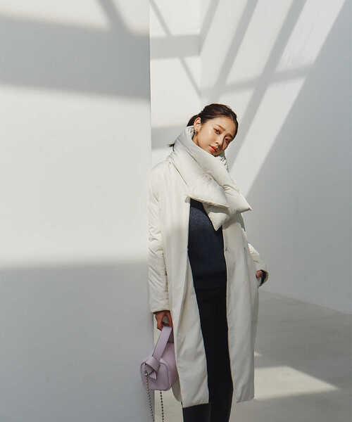 NATURAL BEAUTY BASIC（ナチュラルビューティーベーシック）の「ノーカラーロングダウンコート（ダウンジャケット/コート・レディース・オフホワイト/ブラック・MEDIUM/SMALL）」の6枚目の写真