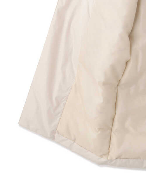NATURAL BEAUTY BASIC（ナチュラルビューティーベーシック）の「ノーカラーロングダウンコート（ダウンジャケット/コート・レディース・オフホワイト/ブラック・MEDIUM/SMALL）」の4枚目の写真