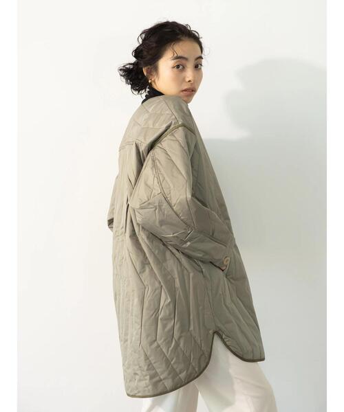 koe（コエ）の「リップストップ縦キルトコート（ノーカラーコート・レディース・グレイッシュベージュ/ライトカーキ・FREE）」の17枚目の写真