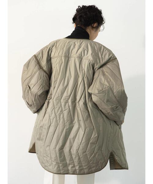 koe（コエ）の「リップストップ縦キルトコート（ノーカラーコート・レディース・グレイッシュベージュ/ライトカーキ・FREE）」の3枚目の写真