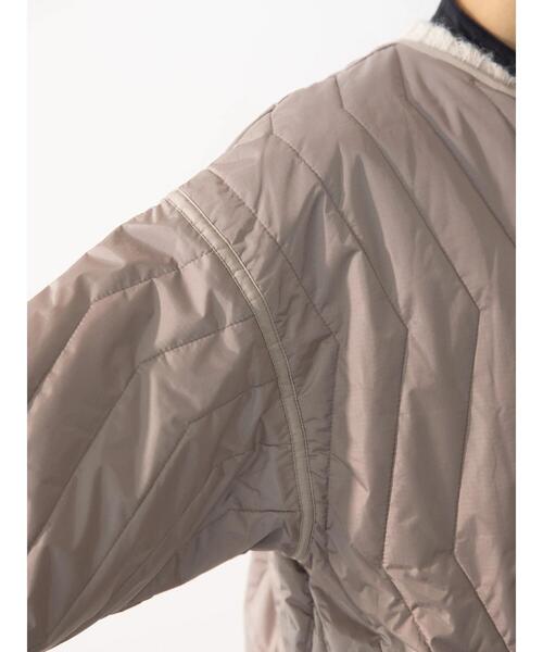 koe（コエ）の「リップストップ縦キルトコート（ノーカラーコート・レディース・グレイッシュベージュ/ライトカーキ・FREE）」の4枚目の写真
