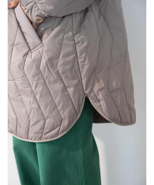koe（コエ）の「リップストップ縦キルトコート（ノーカラーコート・レディース・グレイッシュベージュ/ライトカーキ・FREE）」の11枚目の写真
