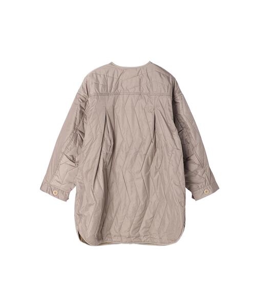 koe（コエ）の「リップストップ縦キルトコート（ノーカラーコート・レディース・グレイッシュベージュ/ライトカーキ・FREE）」の5枚目の写真