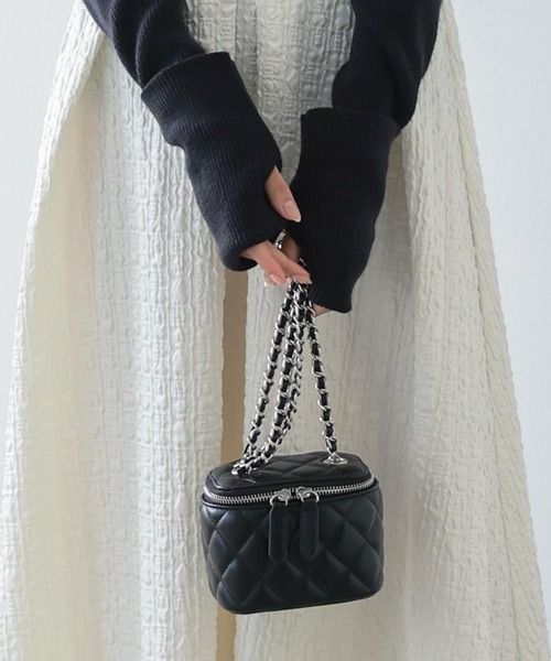 KOBE LETTUCE（コウベレタス）の「キルティングミニチェーンバッグ（ショルダーバッグ・レディース・ブラック/アイボリー/キャメル/レッド・FREE）」の3枚目の写真